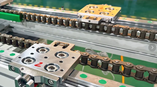 電機(jī)制造廠家如何采用定距鏈條傳動(dòng)輸送機(jī)，實(shí)現(xiàn)效率倍增？