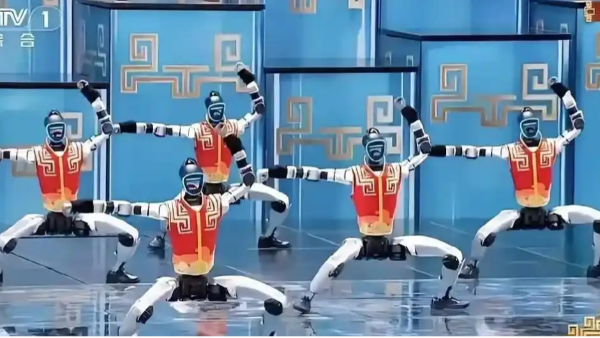 春晚頂流人形機(jī)器人的背后，站著一群“搭臺(tái)人”