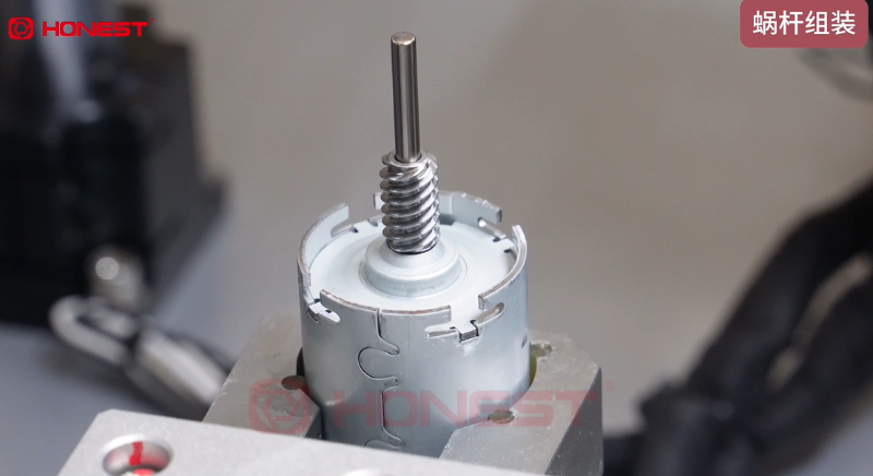 調(diào)角電機蝸桿組裝